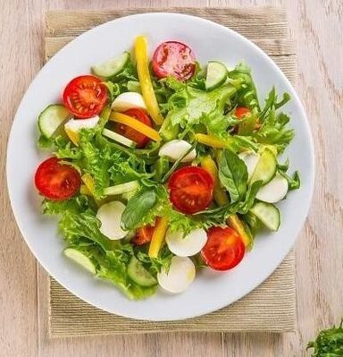 Et av alternativene for en bokhvete diett i en måned inkluderer bruk av grønnsakssalat