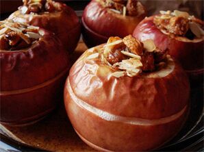 Epler bakt med tørket frukt er en dessert på diettmenyen etter fjerning av galleblæren