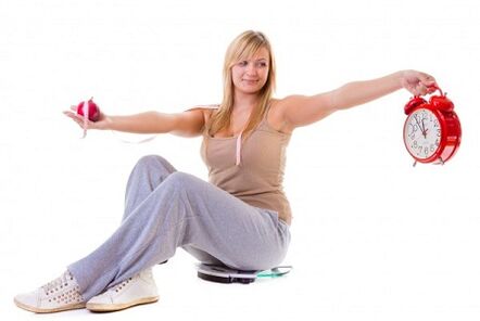 En jente som ønsker å gå ned i vekt spiser sunt og i henhold til et diett