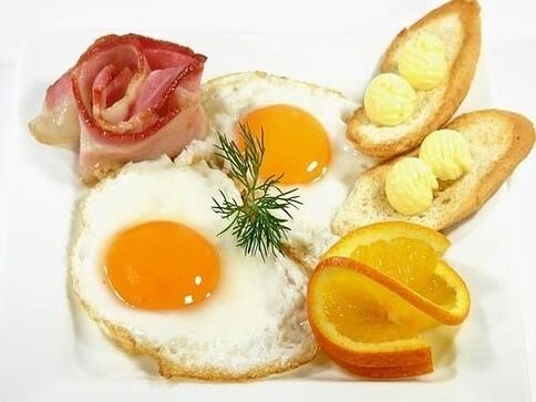 stekte egg med bacon som forbudt mat mot gastritt