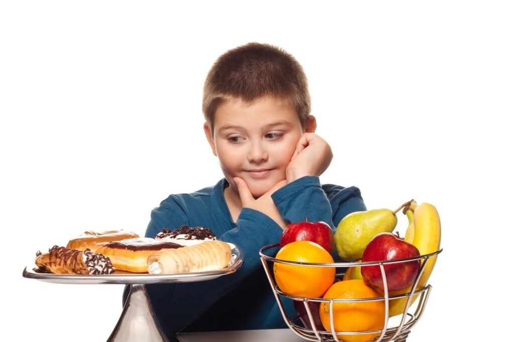 Eliminerer usunne sukkerholdige matvarer fra et barns kosthold til fordel for frukt